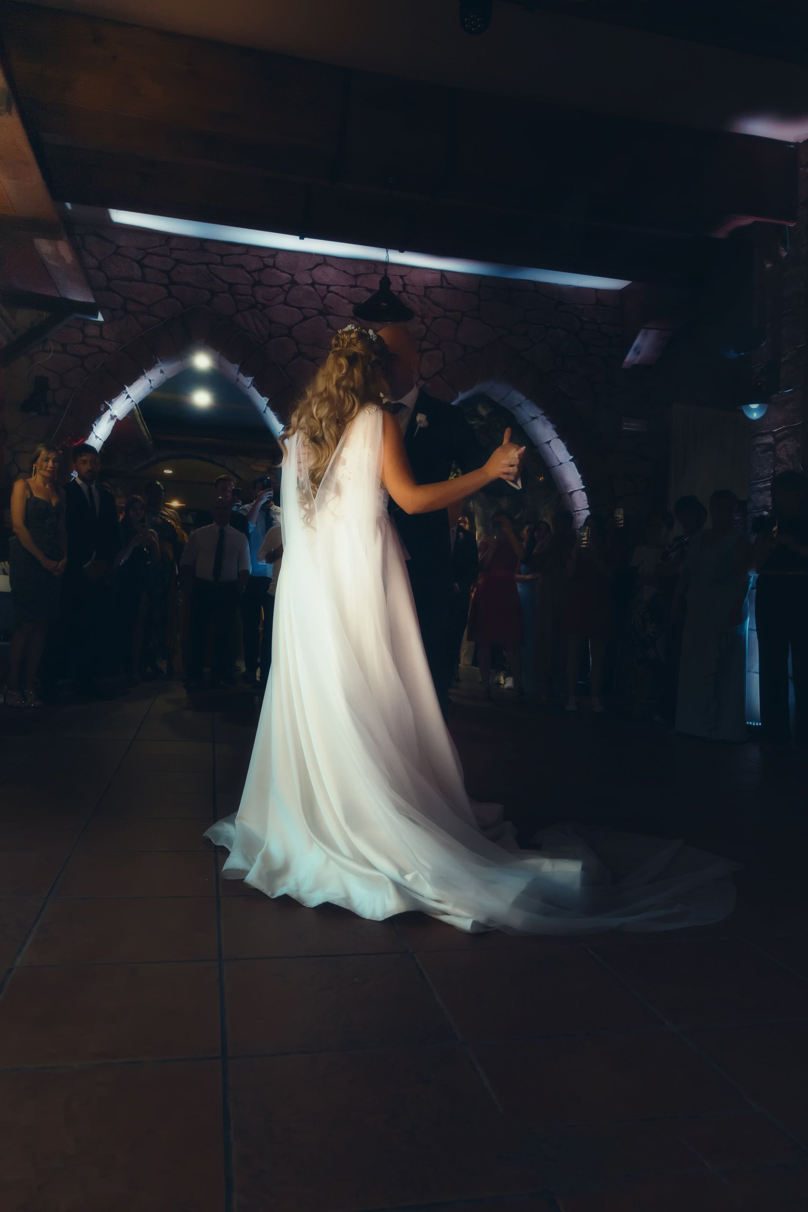Novia bailando durante la celebración de su boda