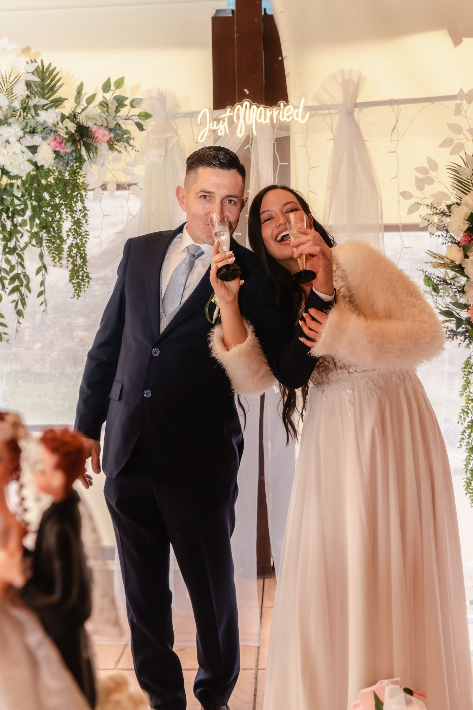 Pareja de recién casados brindando durante la celebración