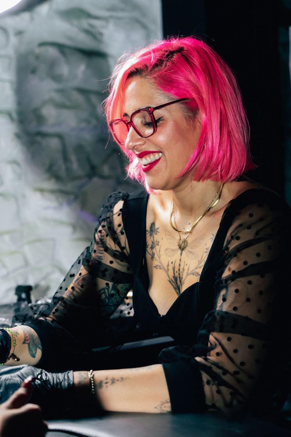 Profesional del tatuaje retratada en su espacio de trabajo