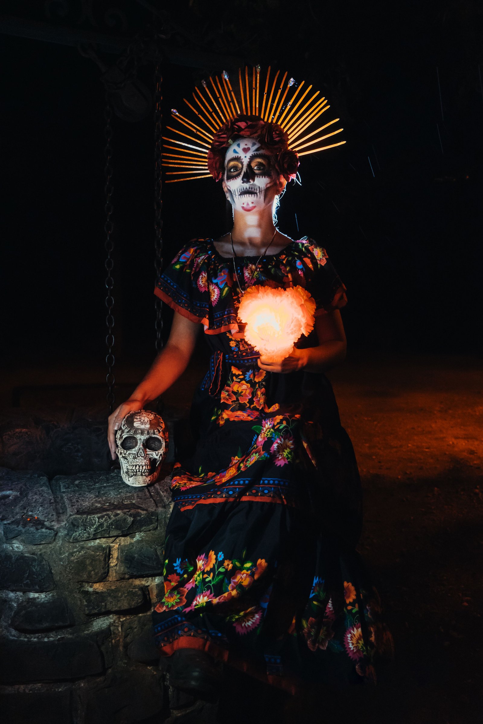 Retrato conceptual de Catrina iluminada con una flor de luz