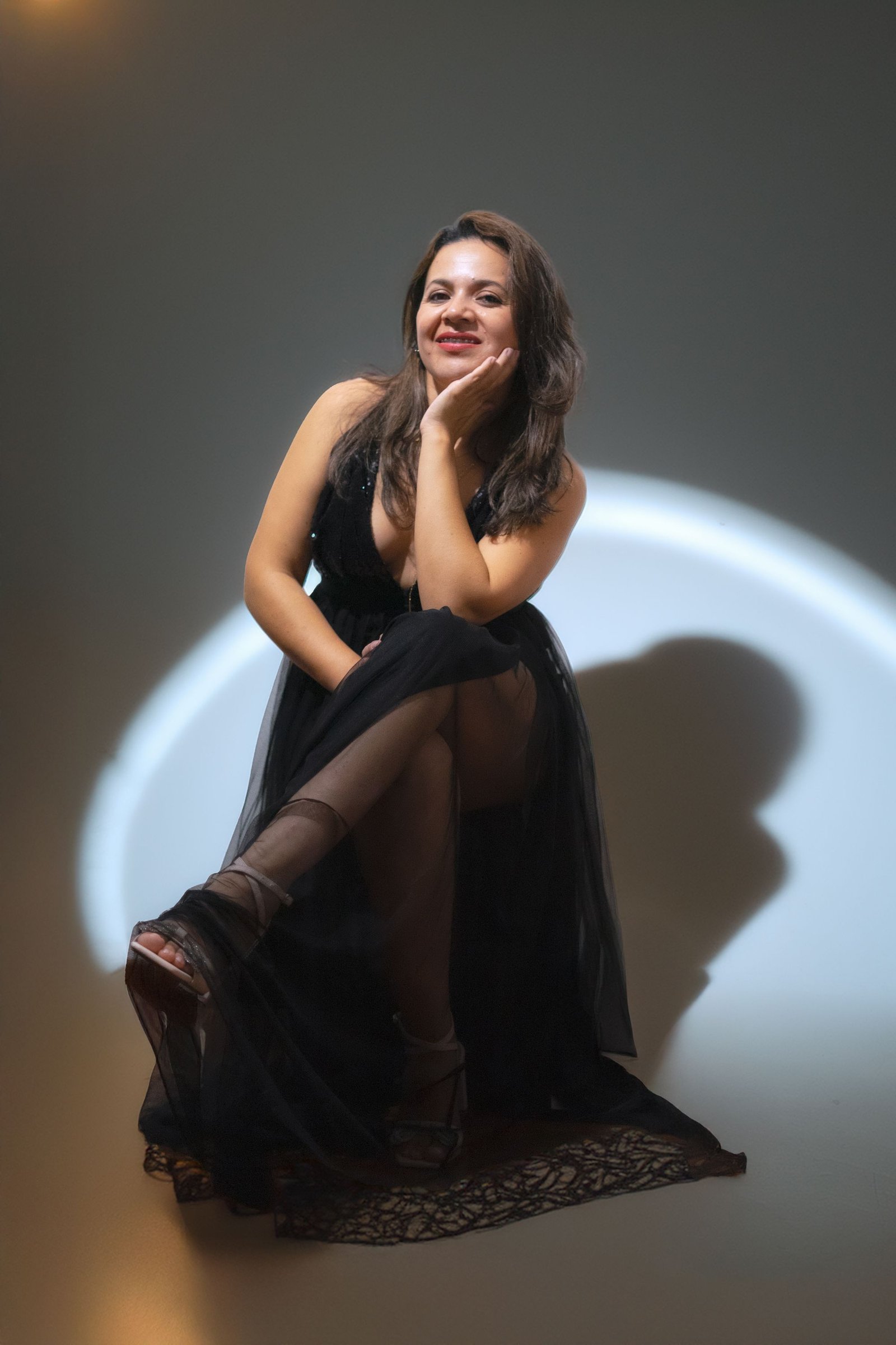 Retrato editorial de una mujer bajo una iluminación circular