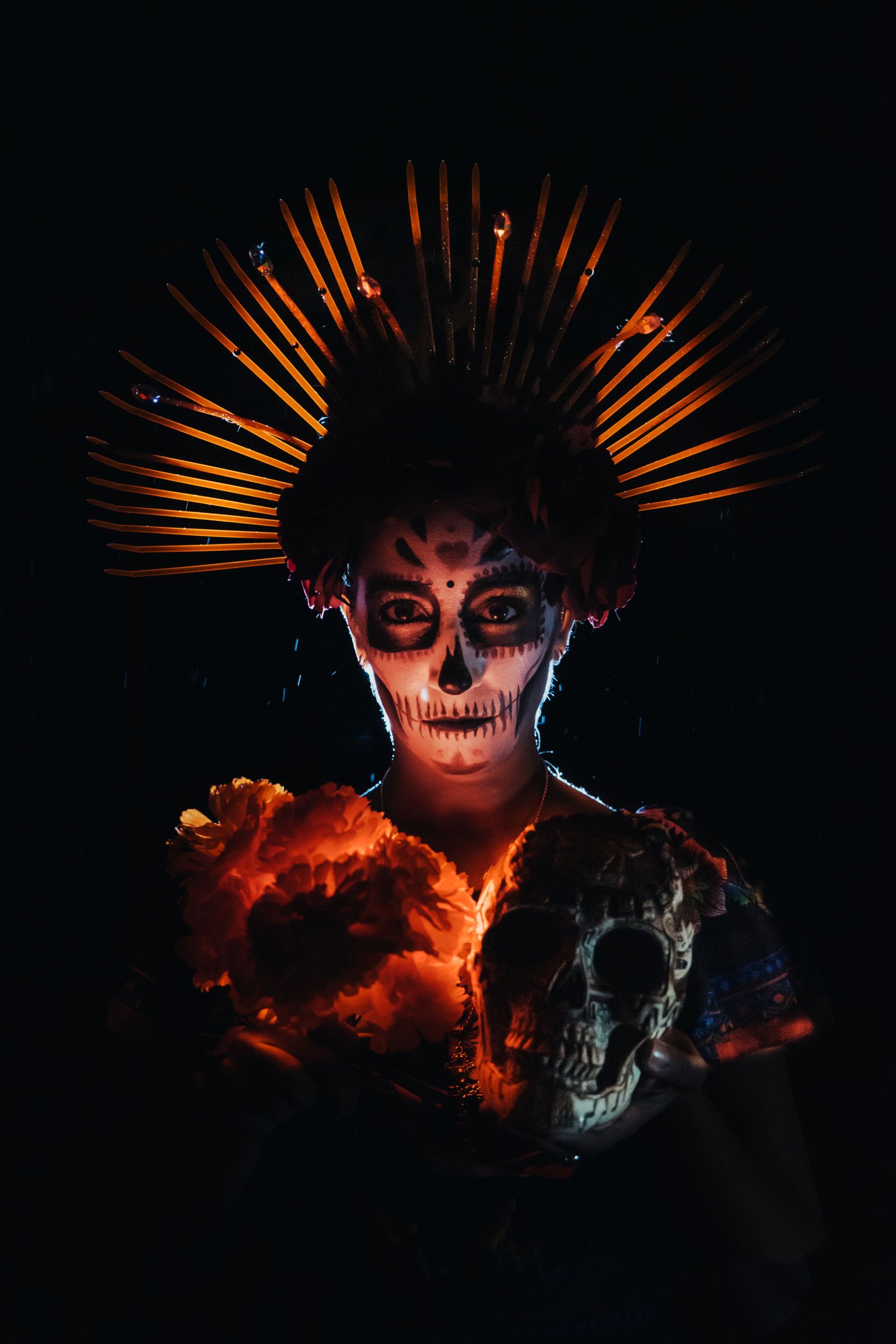 Retrato conceptual de Catrina con tocado y luz cálida