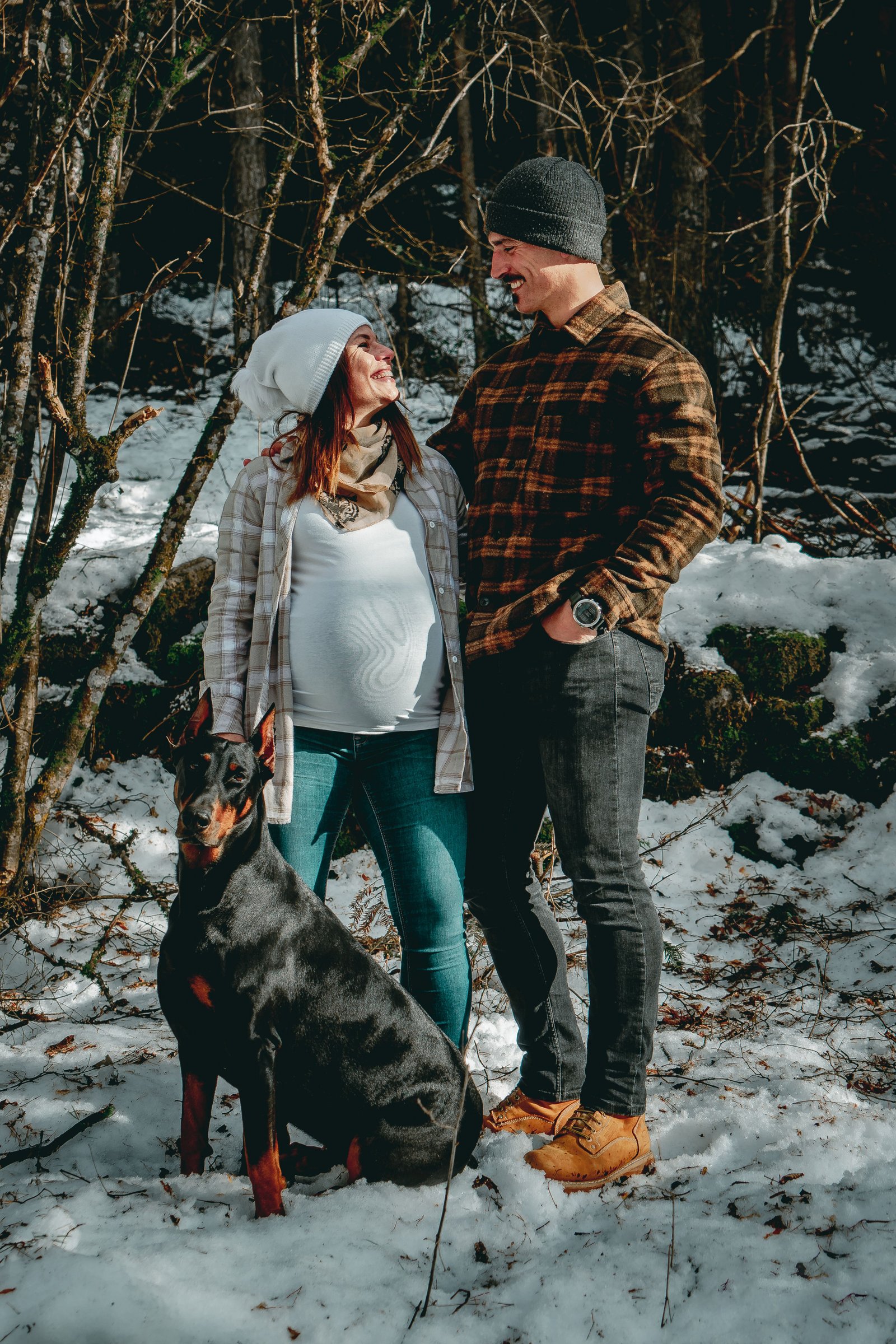 Retrato de una pareja con su perro en un paisaje nevado del Pirineo