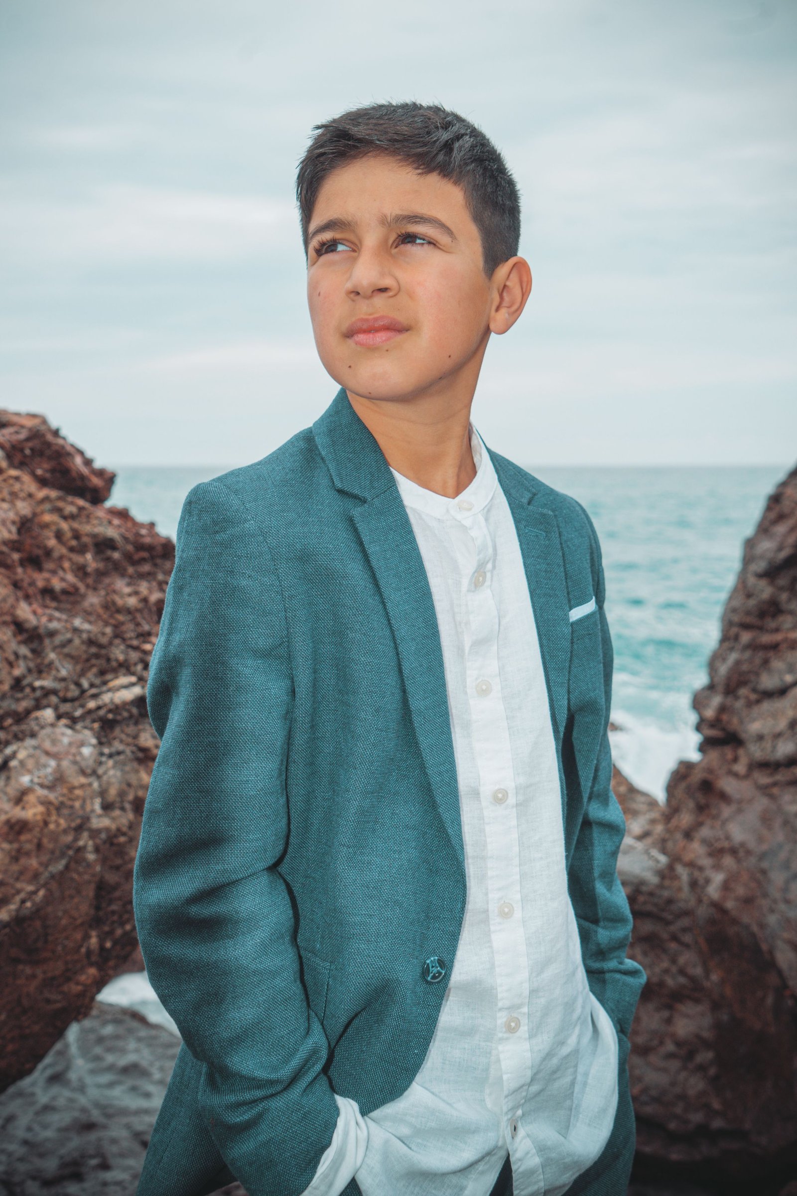 Retrato de comunión realizado junto a la costa