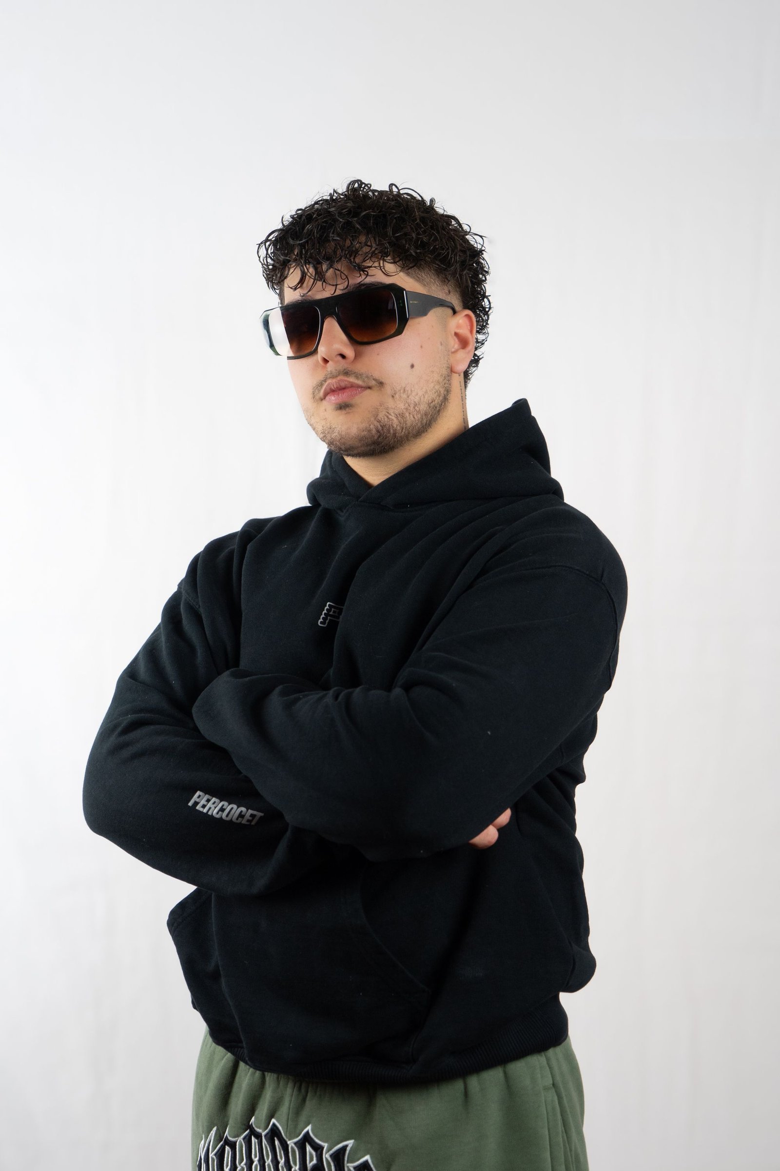 Retrato profesional masculino en exterior junto a una estructura escultórica