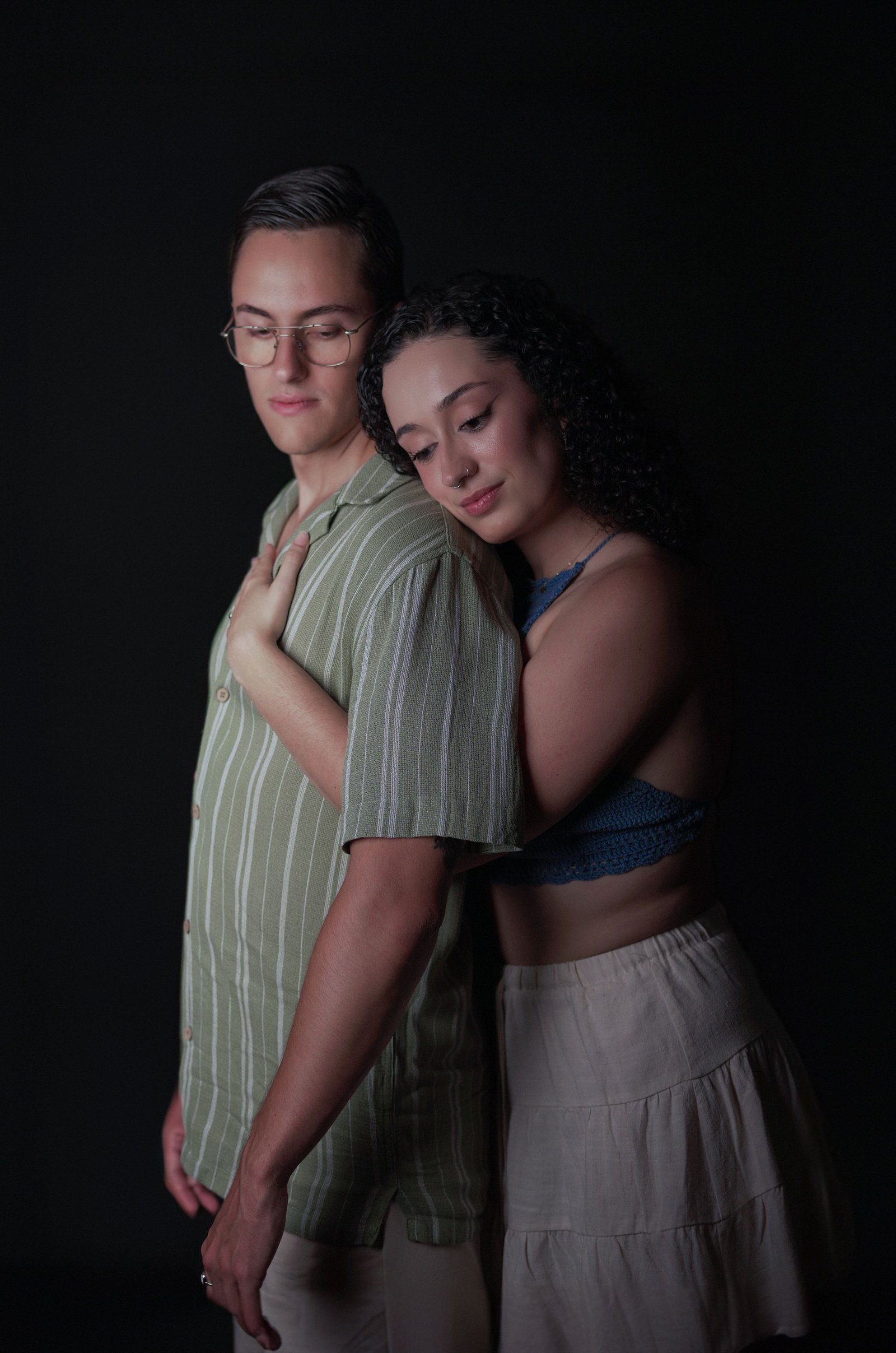 Retrato vertical de una pareja realizado en estudio